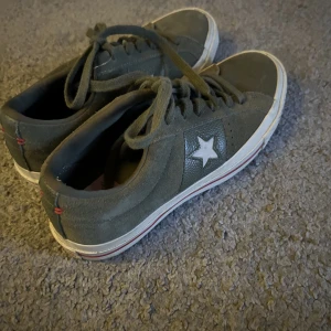 Skor  - Säljer nu dessa snygga converse skor, eftersom de ej kommer till användning längre. De är köpa i Stockholm för 500kr, men säljer för 200. De är använda ett fåtal gånger, och är i bra skick. de är i storlek 36