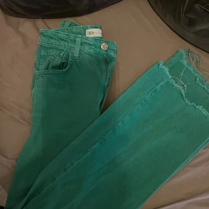 Jeans - Otroligt gröna jeans i bra skick, långa och raka i benen med slit nedtill 