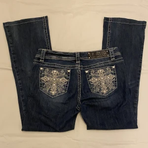 La idol jeans - LÄS INNAN DU BUDAR! Skick: 10/10. midja: 40cm. Från skrev till midja: 20cm. Lår: 26. Innerbenslängd: 72cm