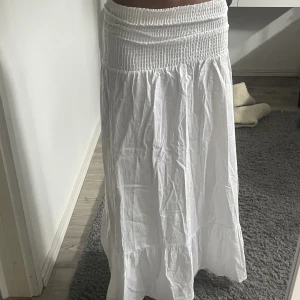 Långkjol - Säljer denna superfina långkjol från sndys! Jag är 177 cm så kjolen är väldigt lång, går även att ha som klänning😍 storleken är XS men den är väldigt stretchig så passar även S och M. Vid stort intresse gäller budgivning☺️