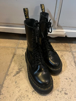 Dr Martens  - Jadon modell. Världens coolaste boots någonsin. Tyvärr nästan aldrig använda av mig för att jag har alldeles för mycket skor. Jag tycker de förtjänar att användas så mycket mer. Jättebra skick. Nypris 2400kr . Perfekta till hösten!! Skokartong följer med.