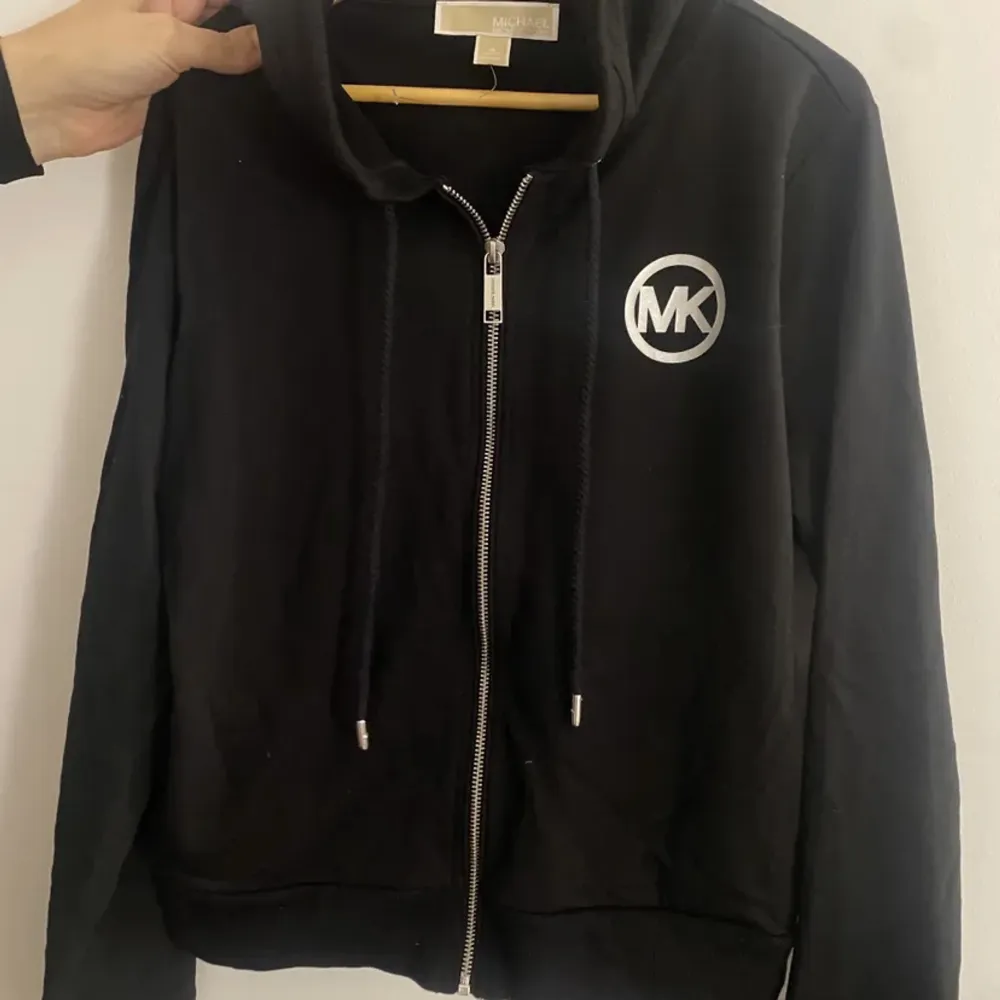 Svart zip hoodie från Michael Kors i storlek S, aldrig använd 🩷. Tröjor & Koftor.