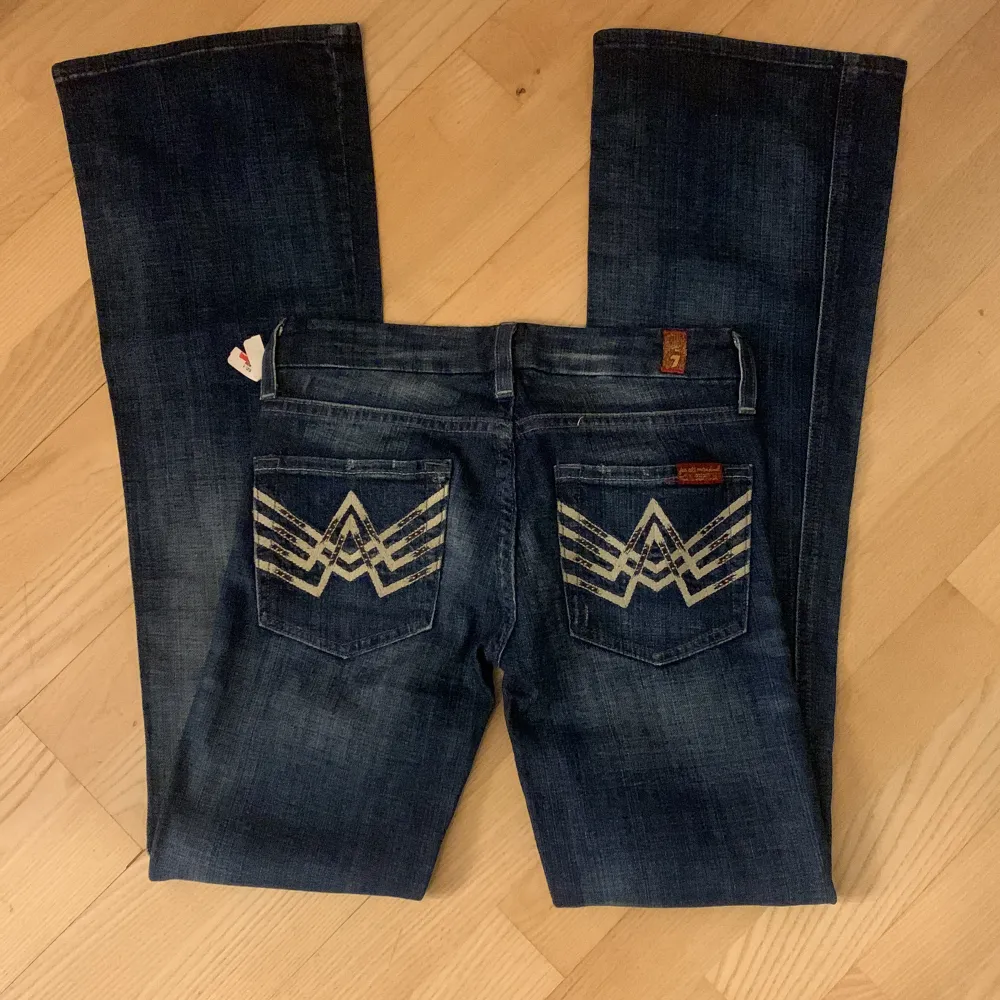 Säljer de här as snygga lågmidjade bootcut jeansen! Midjemått rakt över: 34 cm och innerbenslängen: 81 cm. 400 kr+ frakt❤️❤️. Jeans & Byxor.