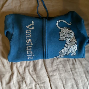 Vonstudio tröja  - Blå tröja köpt från vonstudio i somras. Tröjan är i nyskick, och har inga defekter och alla sina paljetter kvar. Pris 500:- +frakt först till kvarn!👕⭐️