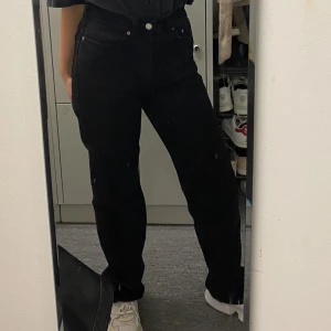 Weekday Rowe Jeans  - Weekday Jeans i modellen Rowe. Sitter superfint på!! Höga i midjan 