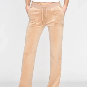 Juicy couture byxor  - Säljer mina beiga juicy byxor då dom inte kommer till andvändning. Fint skick, storlek xs.