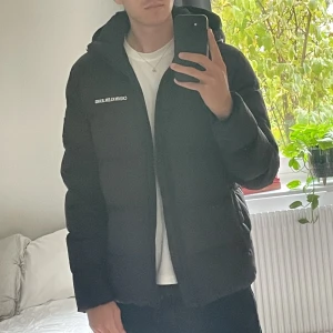 Vinterjacka Calvin Klein Jeans - Svart Calvin Klein Jeans vinterjacka i bra skick. Nypris 2085kr. Jag är 187 cm och det är storlek M