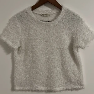 Vit kortärmad tröja - Använt några gånger men den är fortfarande i fin skick. Ljuset gör att den ändrar lite färgen men den är helt vit. Man kan ha en långärmad t-shirt eller topp under!