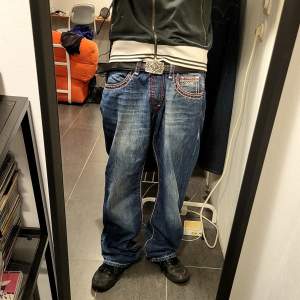 Riktigt feta jeans som påminner om true religion. Bra skick och enda tecken på användning är att dem gåtts på botten. Storlek 36 i midjan och 114cm i längden.