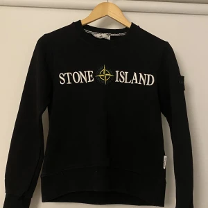 Stone island sweatshirt  - Bara använd ett fåtal gånger och är i s