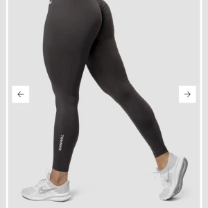 ICIW träningsbyxor storlek S oanvända - Nypris 799 säljer för 400. Helt oanvända snygga träningsbyxor, V-shape scrunch, för små för mig så de är oanvända, prislapp är kvar!💕 