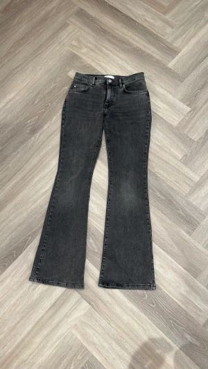 Gina jeans - Jag säljer mina lågmidjade bootcut jeans från Gina Tricot. dom är i en mörk grå färg och och sitter jätte fint💗skriv om ni vill ha fler bilder eller har funderingar💗jag säljer för 300kr+ frakt