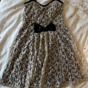 Klänning - En supergullig kort klänning. Aldrig använd🫶🏼