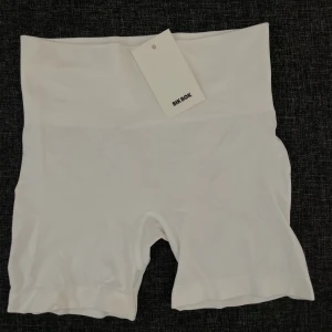 Tränings shorts  - Helt nya oanvända vita korta tränings shorts från bikbok!