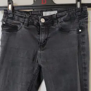 Lågmidjade, svarta, stretchiga, tajta jeans (jeggings). Slitna i färgen efter många tvättar och ett litet vitt streck på ena bakfickan men annars fina. Säljer eftersom de är för små.