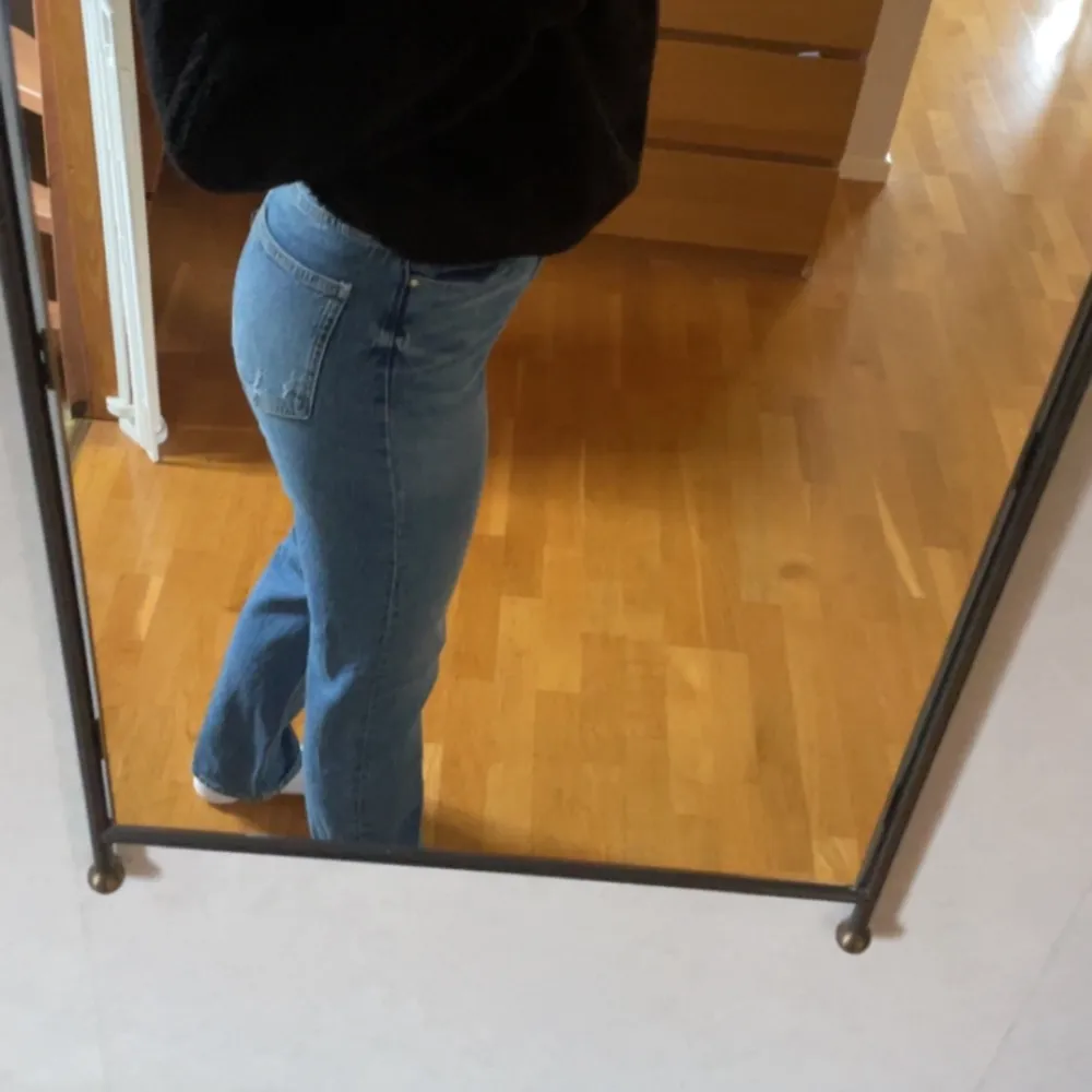 Fina blåa jeans från Zara. Väldigt fint skick och sjukt långa. Jag är 180 och de sitter bra på längden på mig, om man vill ha de lite hängande över skorna passar de nog bäst på nån runt 175. (Färgen stämmer bäst överens med de första 2 bilderna). Jeans & Byxor.