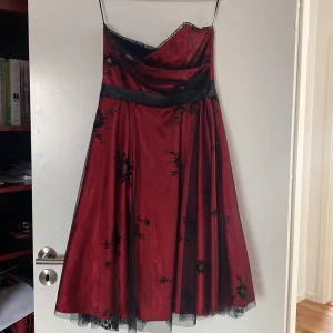Snygg festklänning  - Snygg festklänning. Axelbandlös. Hjärtformad överdel. Snygga detaljer . Använd endast ett par gånger. Storlek 14 (M/L). Fler bilder kan fårs mot förfrågan. 
