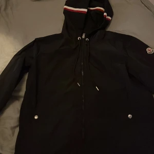 Moncler windbreaker  - Säljer nu den här jättesnygga moncler windbreakern i 10/10 skick. Köpt på plick, storlek M. Pris kan diskuteras.