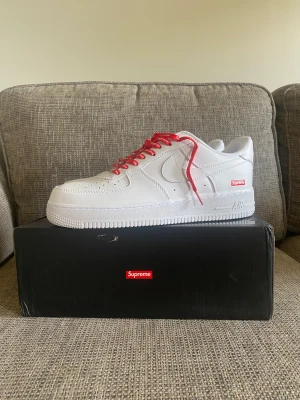 Air Force Supreme - Helt nya Airforces supreme   Äkta✅  Säljer pga att jag fick dem i present vill ha jordans   Inga byten  Storlek 43  Perfekta sommarskor Pris kan diskuteras vid snabb affär