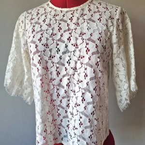 Vit spetstopp från Gina tricot - Fin spetstopp från Gina Tricot! Somrig och i fint skick🌸 Kika gärna in mina andra plagg jag säljer, 3 FÖR TVÅ PÅ ALLT och fri frakt vid köp av minst 250 kr, kontakta mig då!🦋