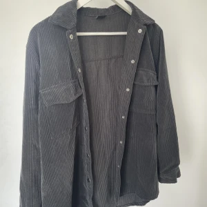 Overshirt  - Svart skjorta/overshirt i Manchestermaterial från GinaTricot🩵