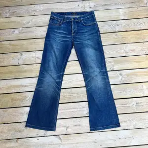 Lågmidjade bootcut jeans i mörkblå tvätt från Nudie Jeans CO, Nypris: 1600kr  kommer i fint skick, långa i benen