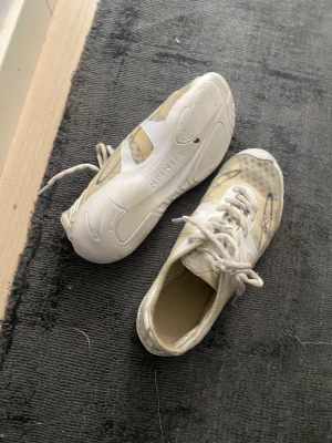 cheer skor! - Säljer mina cheer skor i stl 8! Skulle säga att de motsvarar 37-38 då de passar mig som har stl 38 i skor! Skrivit på dom under men de går bort med tiden. Lite ”gulfärgade” av tiden men annars bra skick🫶🏻