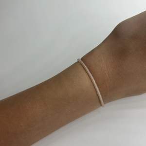 Ett mattrosa armband i storlek xs finns i fler storlekar, kontakta om de finns frågor! 💕