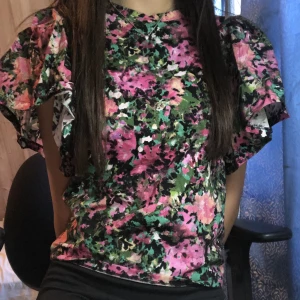 Färgglad topp - Denna färgglada topp med volang är aldrig använd och har lappen kvar. Den är köpt från Gina förra året. Köparen står för frakt!💓💓