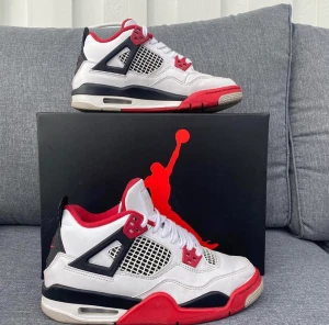 Jordan 4 fire red - Sänkt pris!! 2000kr endast (sänker ej mer) storlek 37,5 fint skick med box. Möts i Sthlm eller frakt mot kostnad 