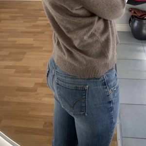 lågmidjade jeans - ett par så fina lågmidjade bootcut jeans som sitter så fint på, mina bilder är lånade på en tjej som jag köpte dom av