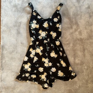 Söt playsuit XXS/XS - Urgullig och mjuk playsuit (ser ut som klänning fast som shorts) från Hollister i storlek XS men passar även XXS då den är väldigt petite! Så mjuk och skön och sitter också super fint på 💐 med snörning i ryggen🥰använt 3 gånger 😅