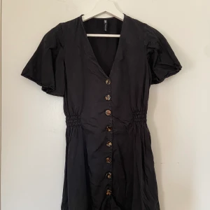 Klänning från Zara - En knappt använd klänning från Zara