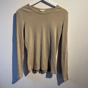 Ribbad tröja  - Ribbad beige tröja den är tunnare i materialet 