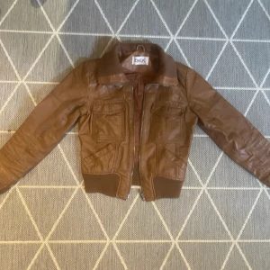 skinnjacka  - inga skador, bra skick 