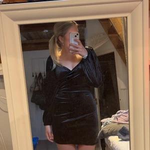 Sammetsklänning  - Säljer en jättefin svart klänning som jag tyvärr inte har användning för längre! Har endast används en gång då jag inte har hittat något bra tillfälle för den💗  Från bikbok
