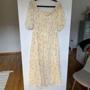 Klänning  - Fin klänning i storlek L. Använd en gång, väldigt fint skick! 