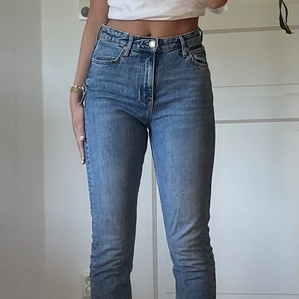 Perfekta jeans med en slits!! Sitter som en fram men används tyvärr för sällan!!. Jeans & Byxor.