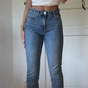 Perfekta jeans med en slits!! Sitter som en fram men används tyvärr för sällan!!