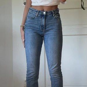 Jeans - Perfekta jeans med en slits!! Sitter som en fram men används tyvärr för sällan!!
