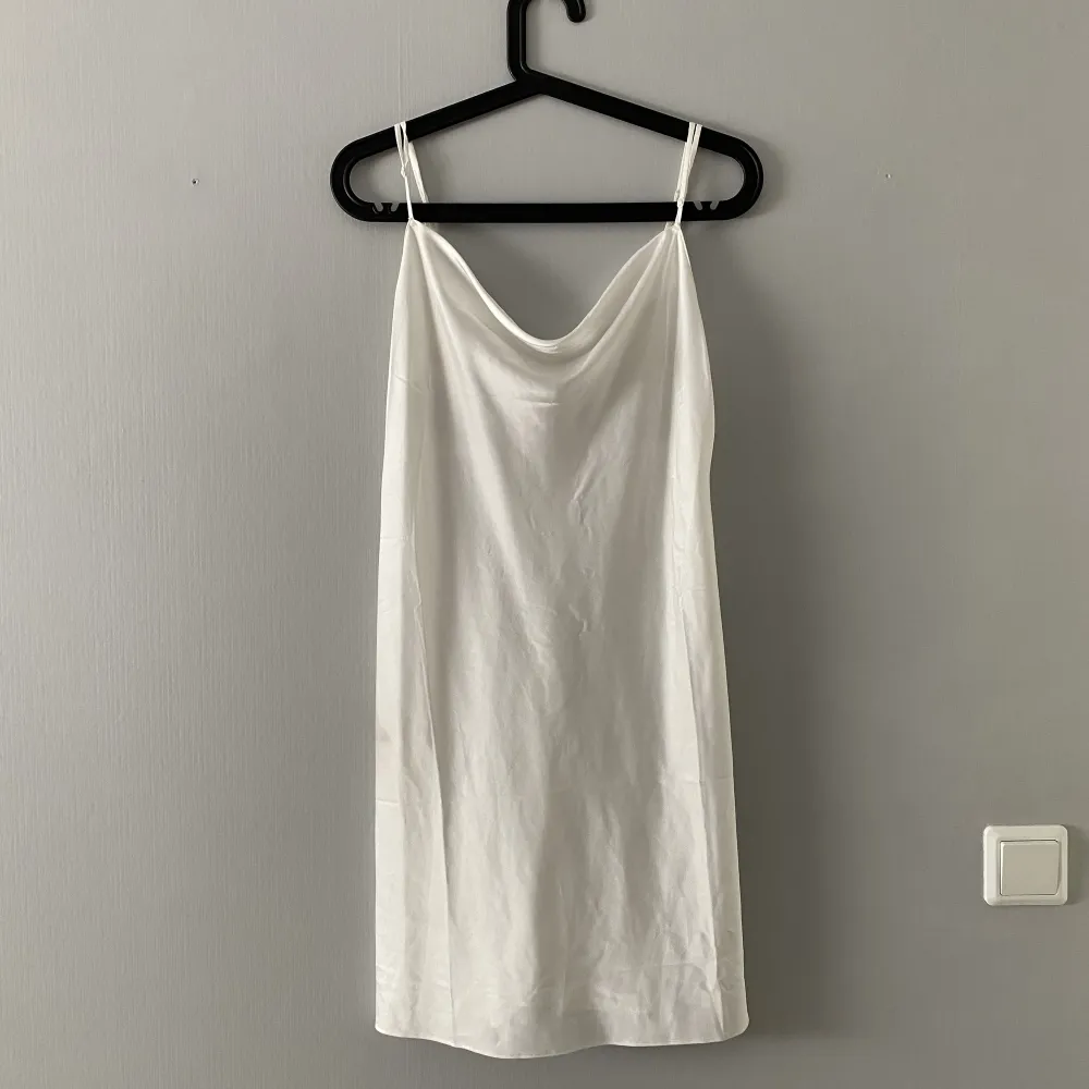 Säljer denna söta slip dress från Oysho i vit med vita spetsdetaljer. Använd kanske 1-2 gånger. Funkar både hemma och till stranden etc :). Klänningar.