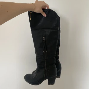 Svarta boots - Svarta höga boots. De är ganska slitna därav priset. De är storlek 39 men jag skulle säga mer 38🖤🖤
