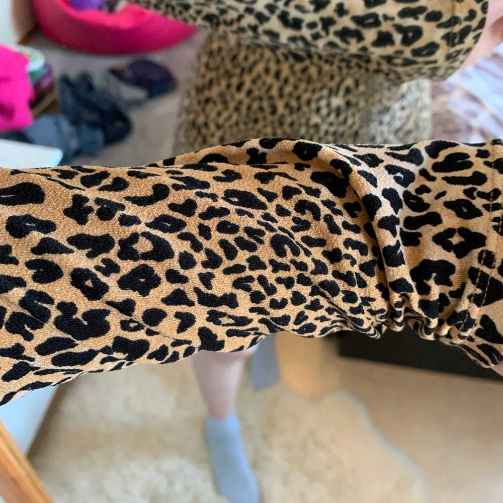Tight ganska kort festklänning med leopard mönster. Djup V-ringning fram. Väldigt stretchig. Köpt secundhand men bra skick! Original från H&M. Tryck gärna på köp nu ✨. Klänningar.