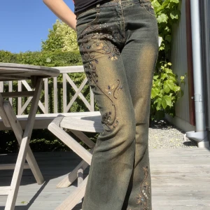 Y2k-jeans - Snygga y2k jeans med pärlbroderibg på benet✨ står storlek 40 men passar mindre, är storlek 36-38 och passar mig bra:)