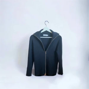 Full zip - Hej! Säljer en full zip från Ljung. Köpte den för ca 1150kr och den är bara använd ett fåtal gånger.   Priset är ej hugget i sten så kom med förslag!