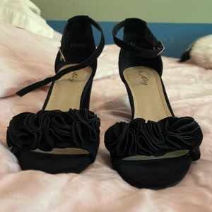 Klackskor  - Ett par klackskor jag använt 1 gång och är i storlek 38 
