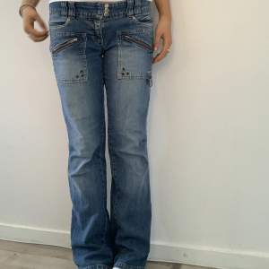 Säljer dessa fina jeans med lågmidja. 🙌🏼🙌🏼🙌🏼 Midjemått 37 tvärs över. Innerbensläng 80 cm