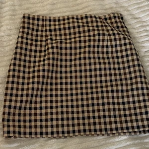 kjol - rutig minikjol i storlek 36