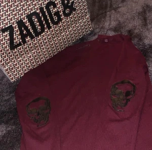 zadig tröja - säljer denna super snygga stickade Zadig tröjan med dödskallar vid armbågarna, inga defekter, bra skick, pris diskuteras 💓 andra bilden är lånad, finns inte att köpa på zadigs hemsida längre köpt för ca 4000