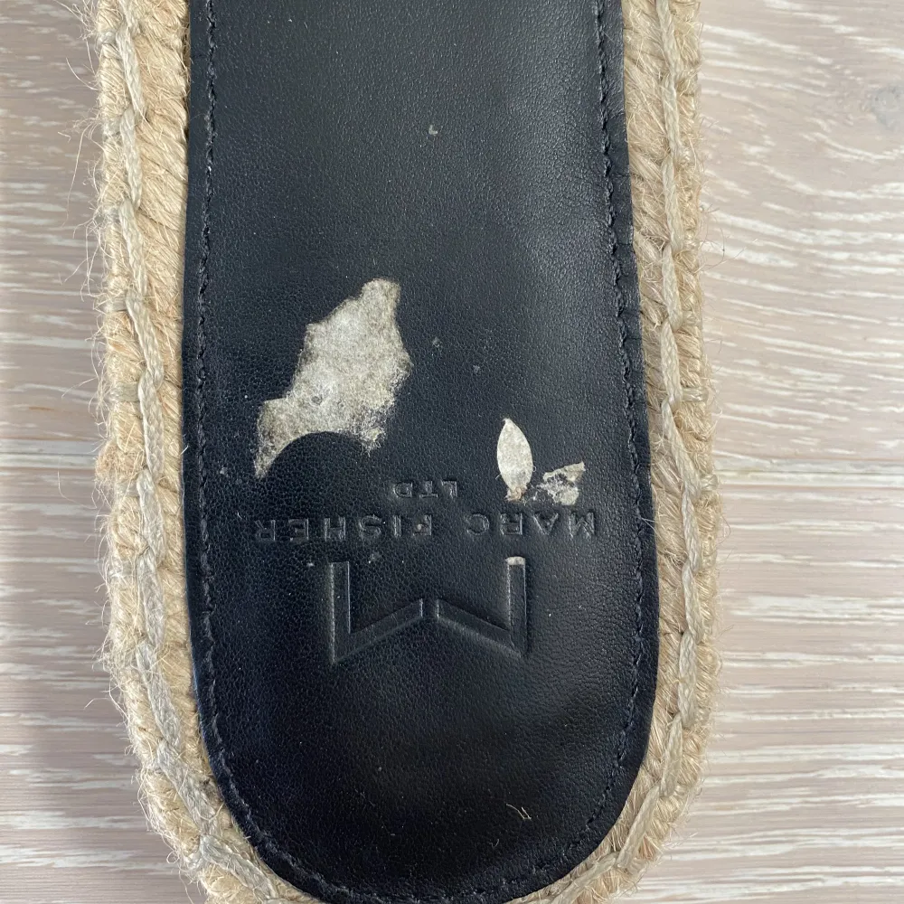 Säljer dessa fina sandaler som är perfekt nu till sommaren🌸🌸 De är sparsamt använda och säljs i befintligt skick☺️ Ända ”skadan” visas på bild 3, men det syns ej när man har på dem.. Skor.
